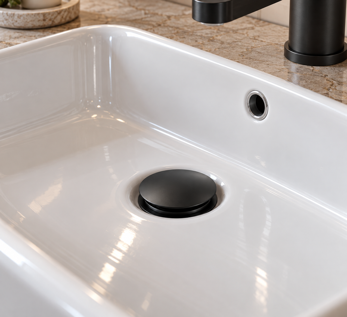 Bonde de lavabo VALEN en noir mat installée dans une vasque blanche