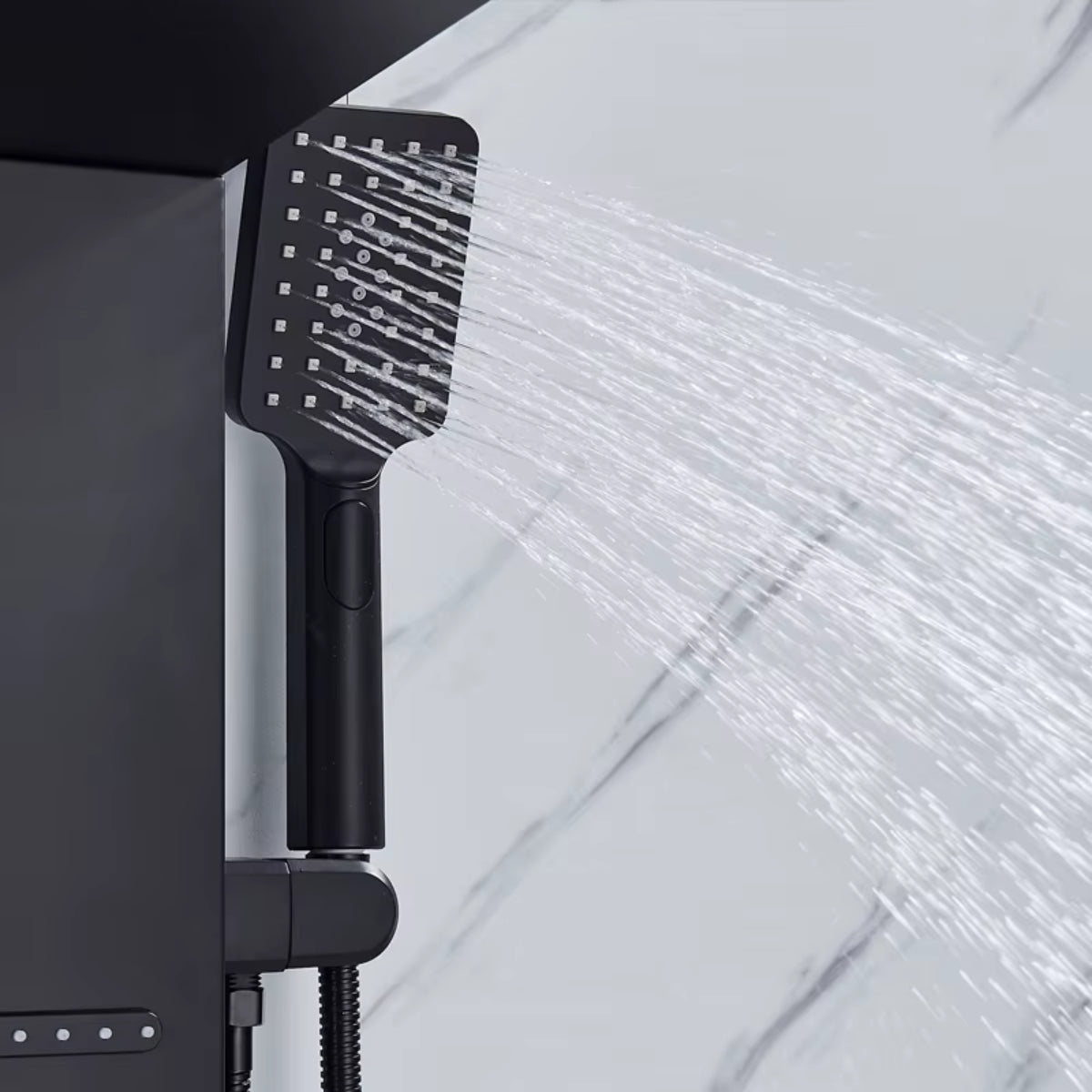 Douchette à main de la colonne de douche MIRVA en fonctionnement
