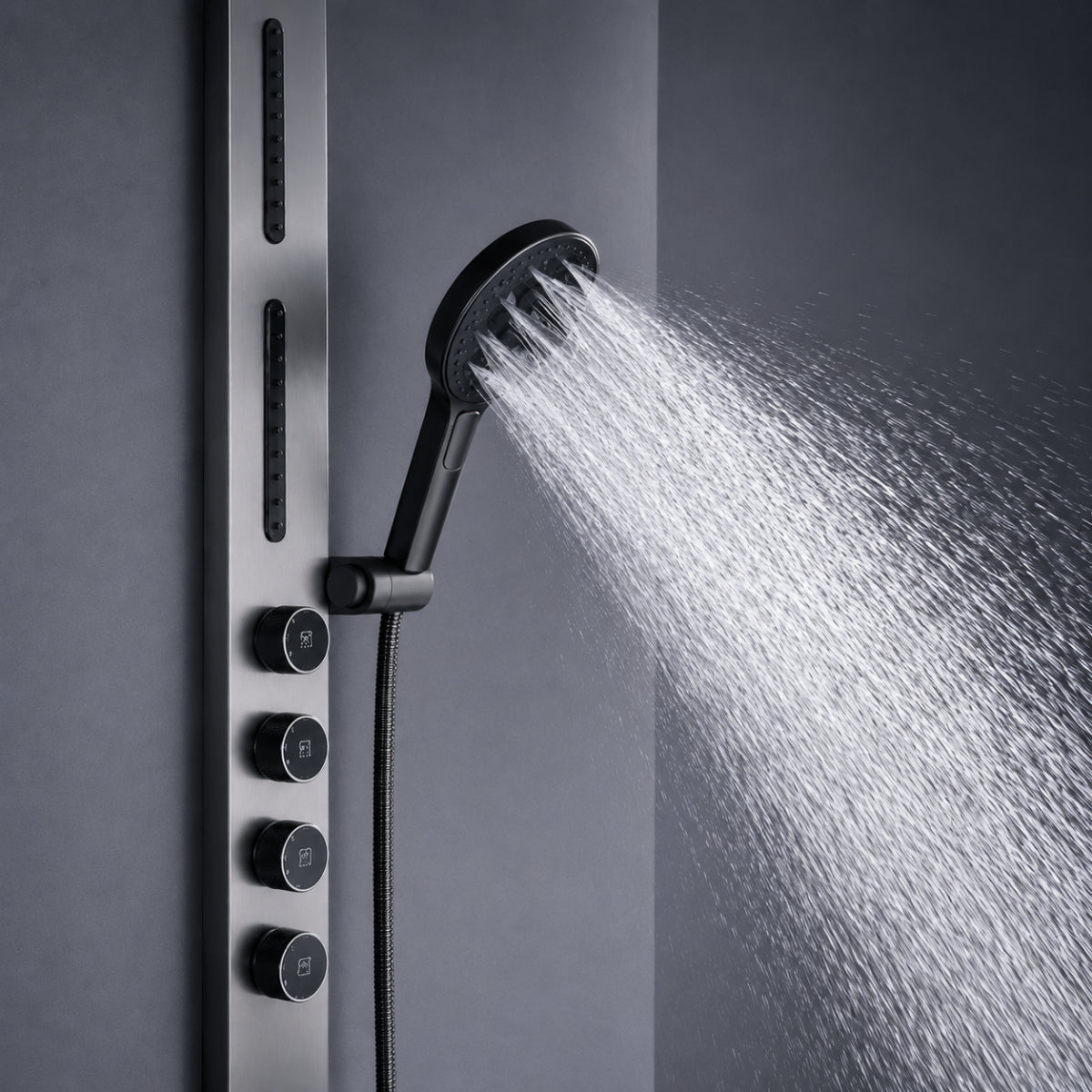 Gros plan de la douchette à main de la colonne de douche SOLVAN