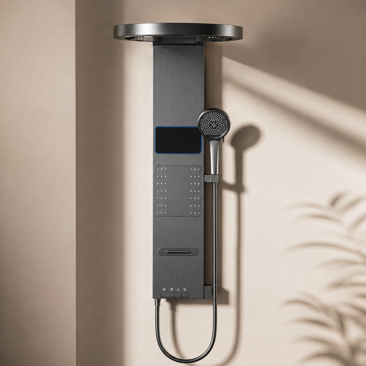 Colonne de douche ULVEN en aluminium installée sur un mur beige