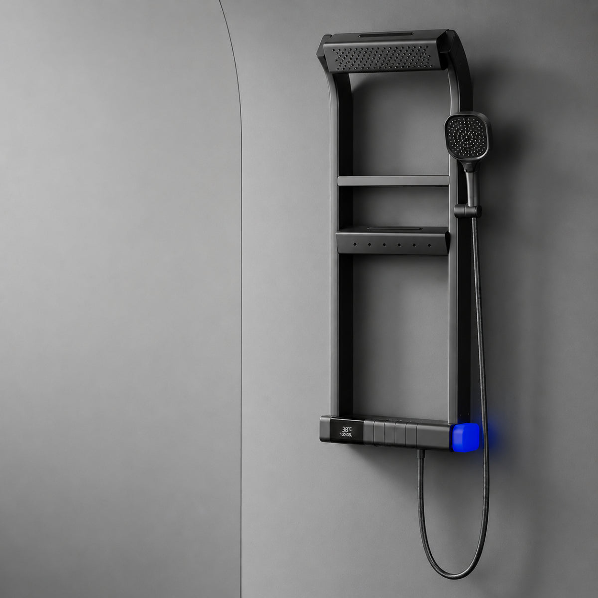 Colonne de douche ZELVA noire installée sur un mur clair avec sa douchette