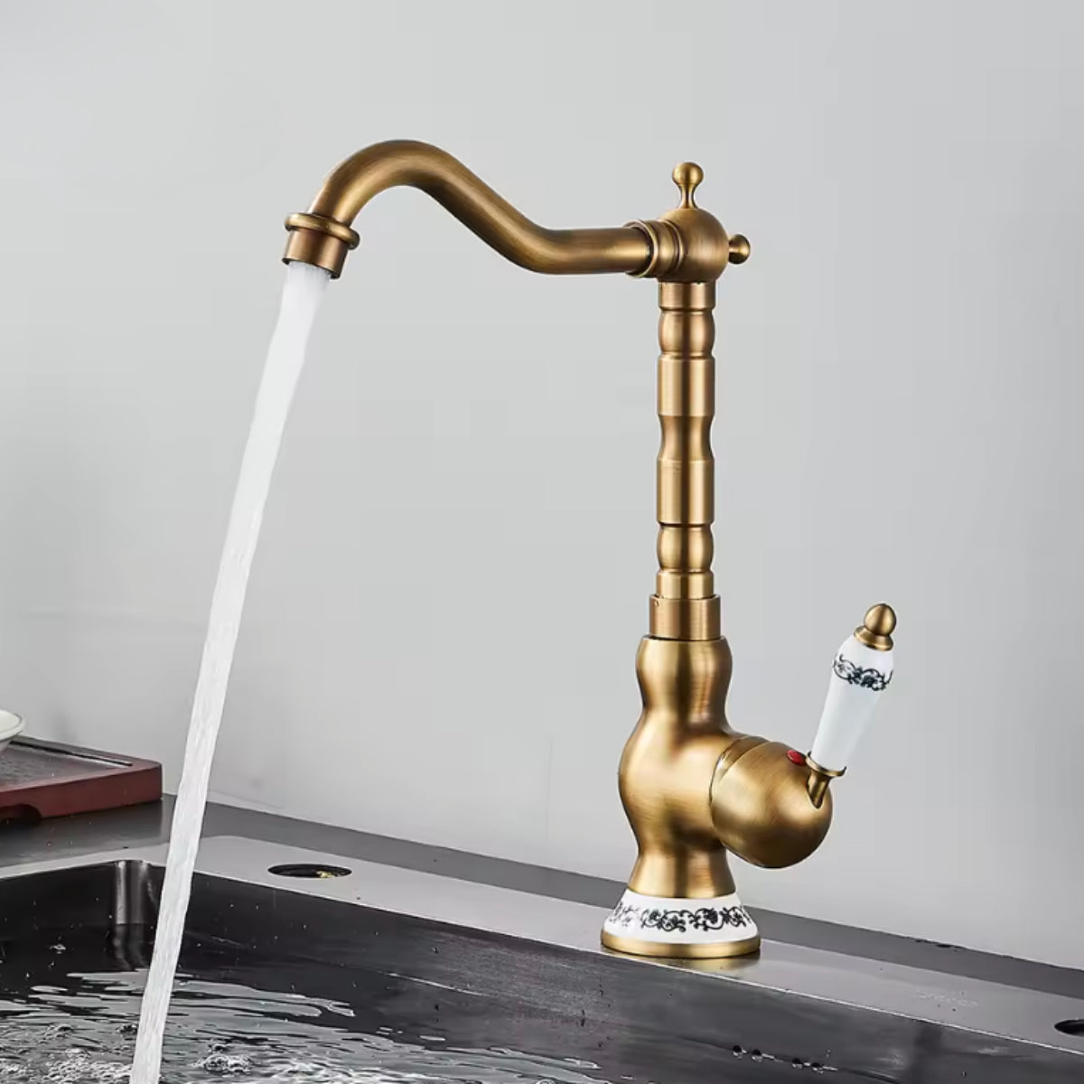 Mitigeur de lavabo ORVAN à colonne haute en fonctionnement, jet d'eau