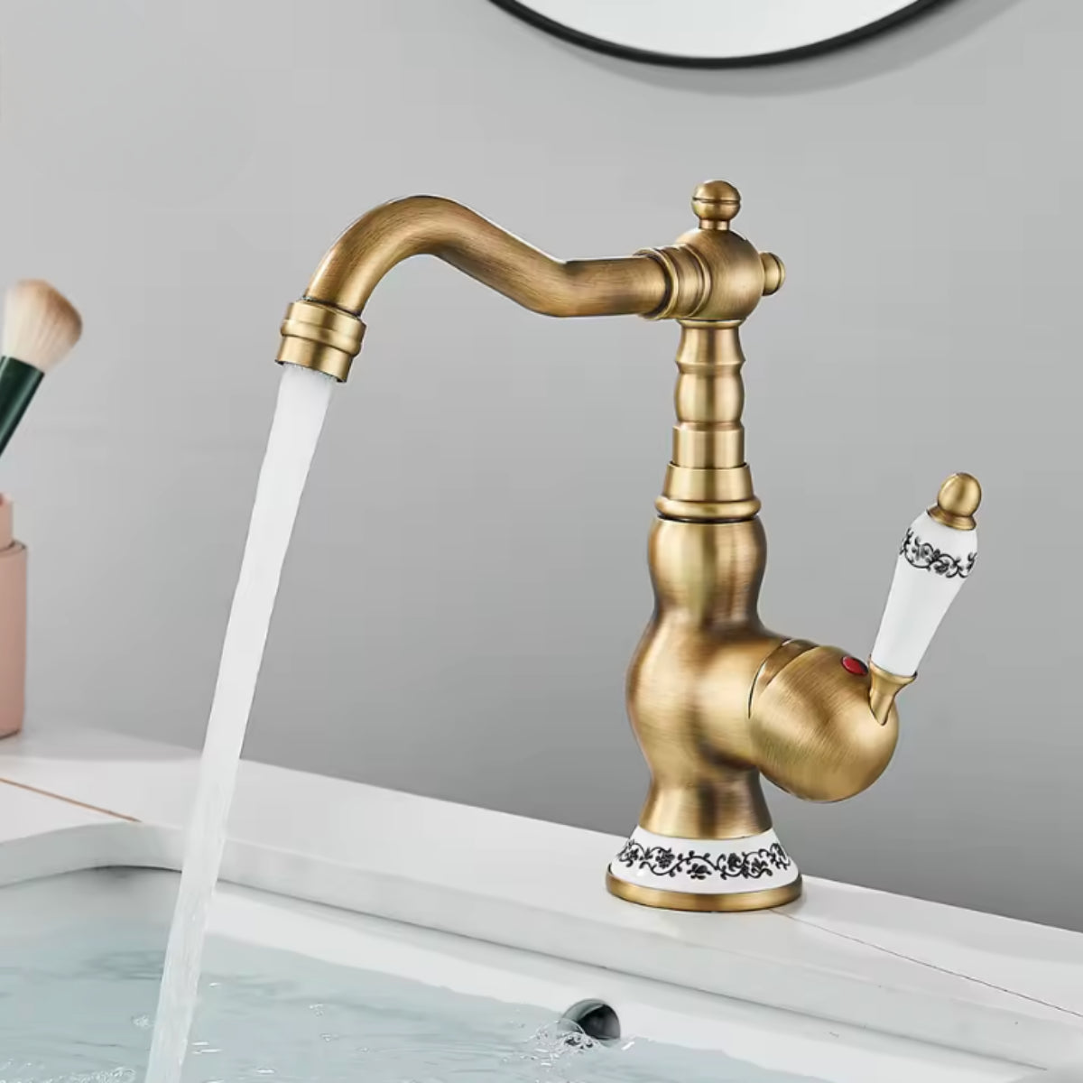 Mitigeur de lavabo ORVAN en laiton vieilli en fonctionnement, jet d'eau