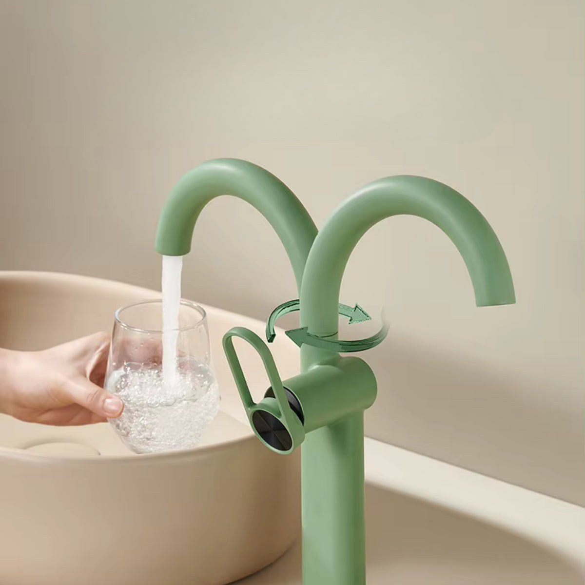 Mitigeur de lavabo SELMA vert remplissant un verre d'eau