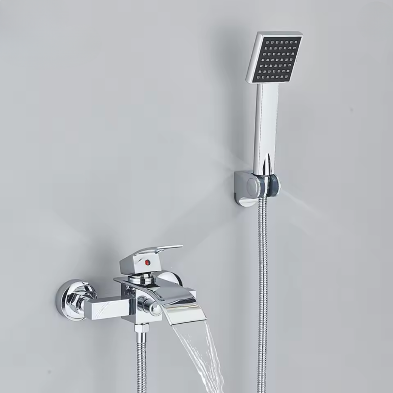 Robinet bain-douche CALEN chromé en fonctionnement, écoulement en cascade