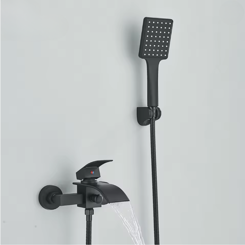 Robinet bain-douche CALEN noir en fonctionnement, écoulement en cascade