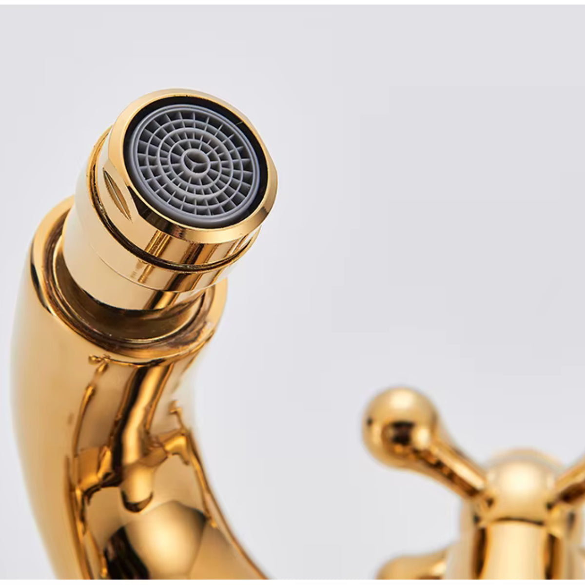 Gros plan du bec orientable et du mousseur du robinet de bidet KIVRA doré