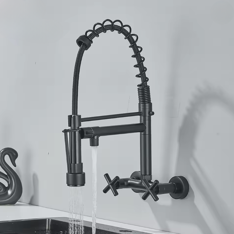 Robinet de cuisine mural KALDEN noir en fonctionnement, jet d'eau