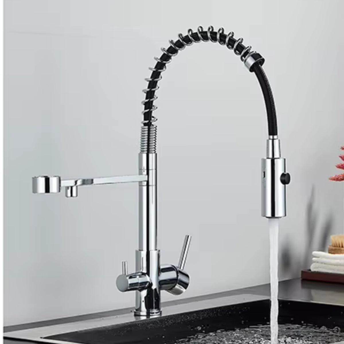 Robinet de cuisine KORVEN chromé en fonctionnement, jet d'eau