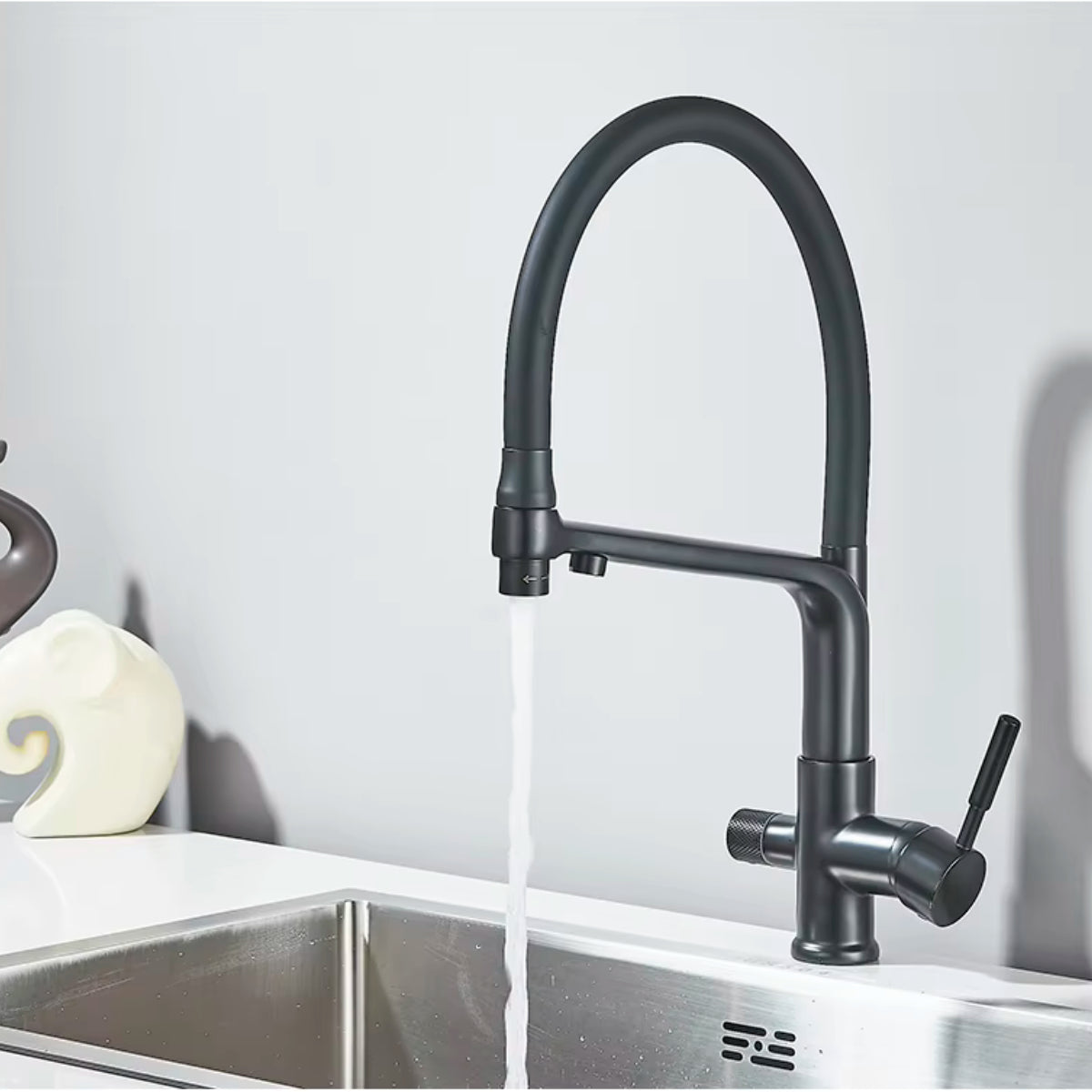 Robinet de cuisine TARVEN noir en fonctionnement, jet d'eau