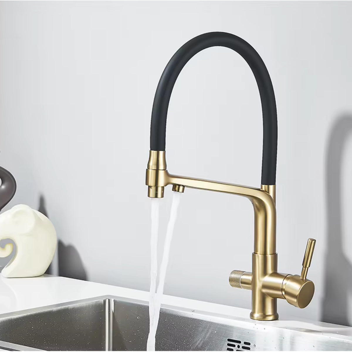 Robinet de cuisine TARVEN doré en fonctionnement, jet d'eau