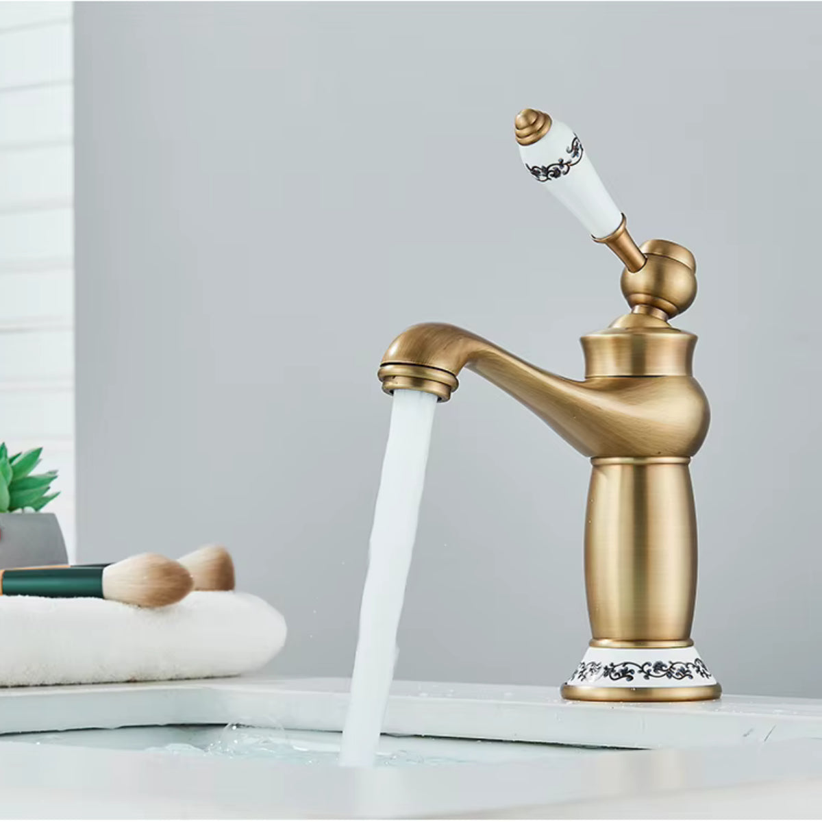 Robinet de lavabo ARVEN doré en fonctionnement, jet d'eau