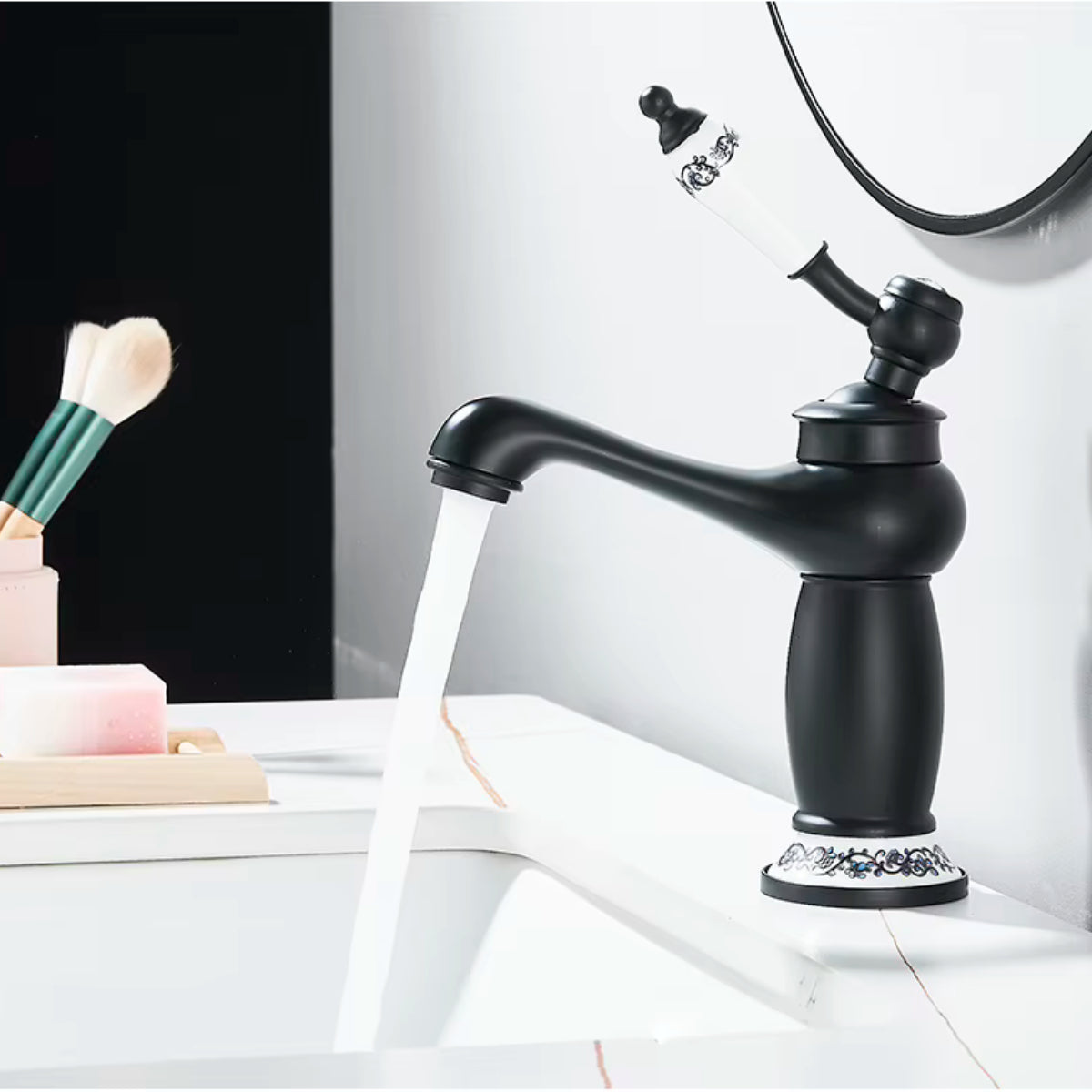 Robinet de lavabo ARVEN noir en fonctionnement au-dessus d'une vasque blanche