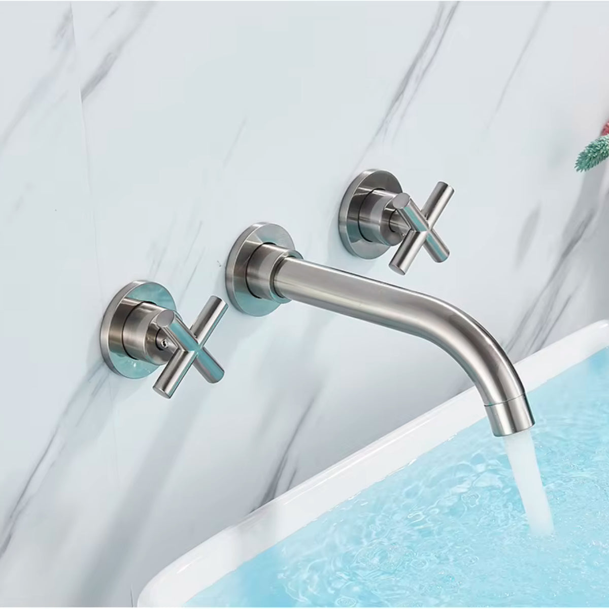Robinet de lavabo mural HALVAR en nickel brossé installé sur un mur en marbre