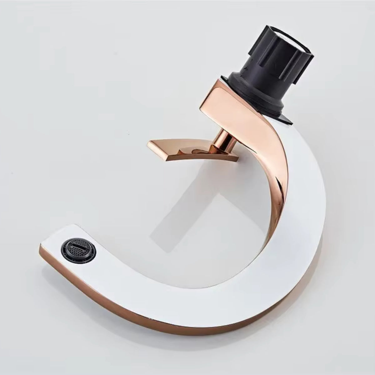 Robinet de lavabo LYRAN or rose et blanc vu de trois quarts, bec en forme de C