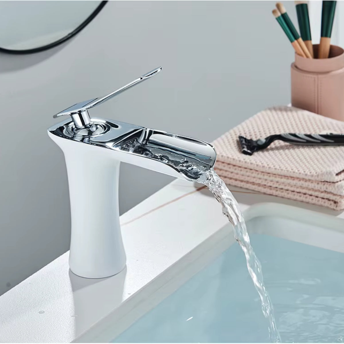 Robinet de lavabo MALEN blanc en fonctionnement, écoulement en cascade