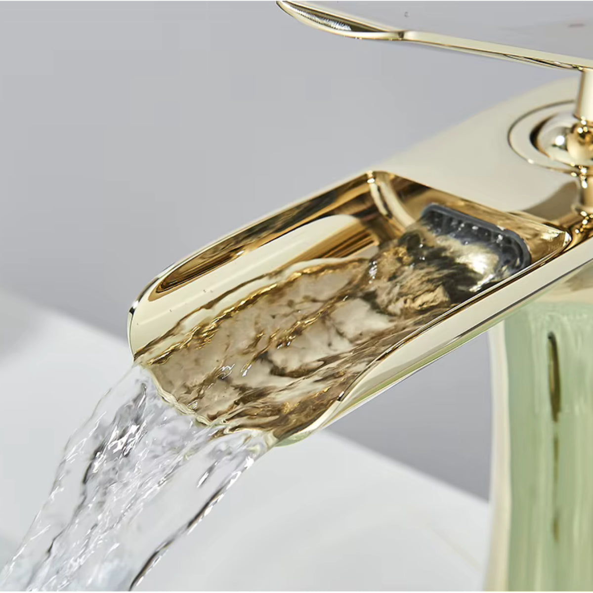 Gros plan du bec cascade doré du robinet de lavabo MALEN