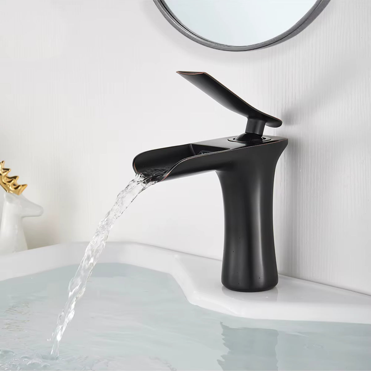 Robinet de lavabo MALEN noir en fonctionnement, écoulement en cascade