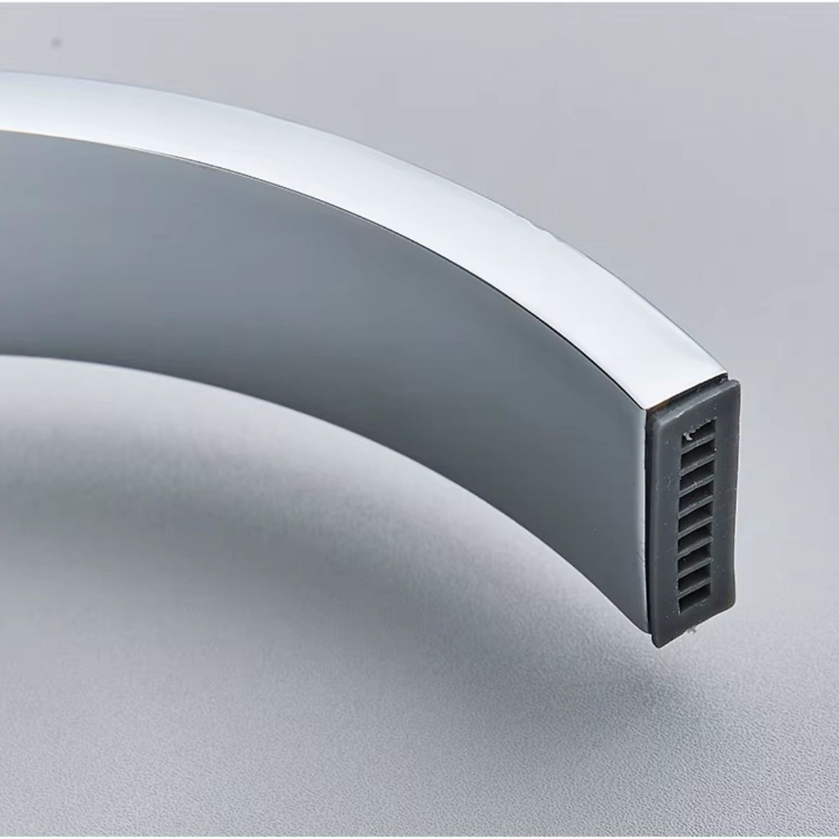 Gros plan du bec cascade chromé du robinet de lavabo NERIA