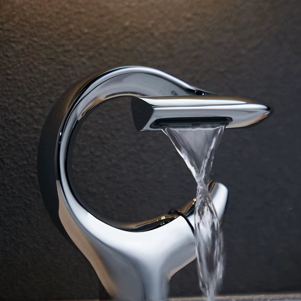 Gros plan du bec cascade du robinet de lavabo NORVA chromé
