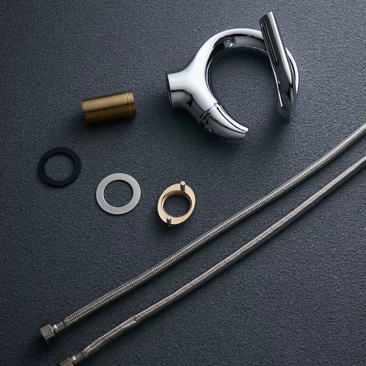 Contenu du colis du robinet de lavabo NORVA : robinet, flexibles et joints