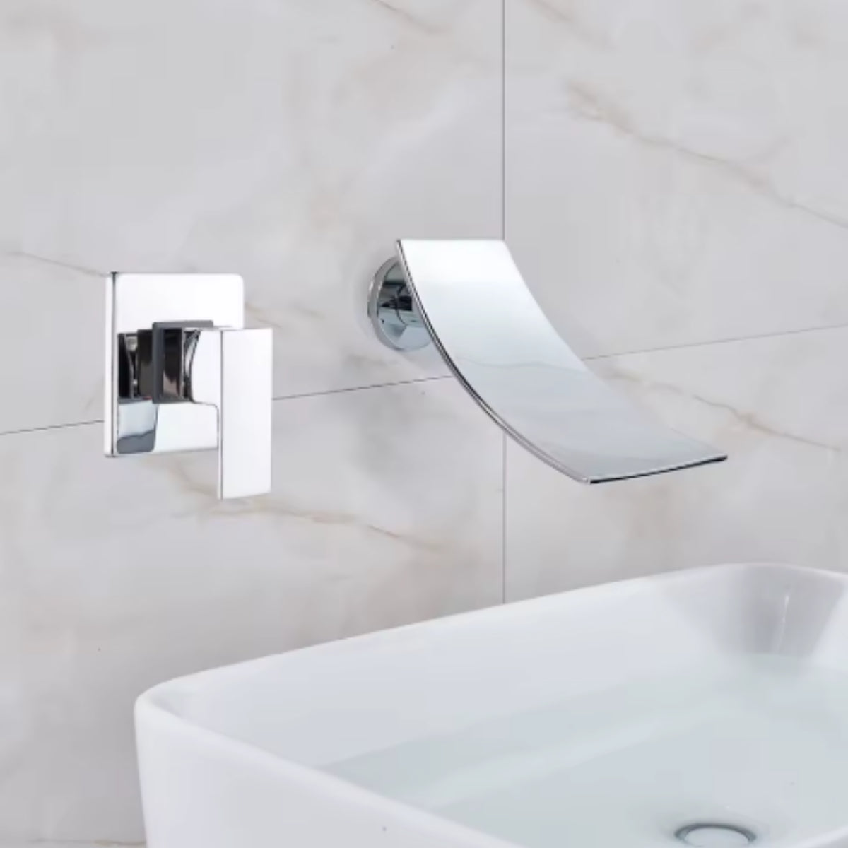 Robinet de lavabo mural RUNAV chromé en fonctionnement au-dessus d'une vasque blanche
