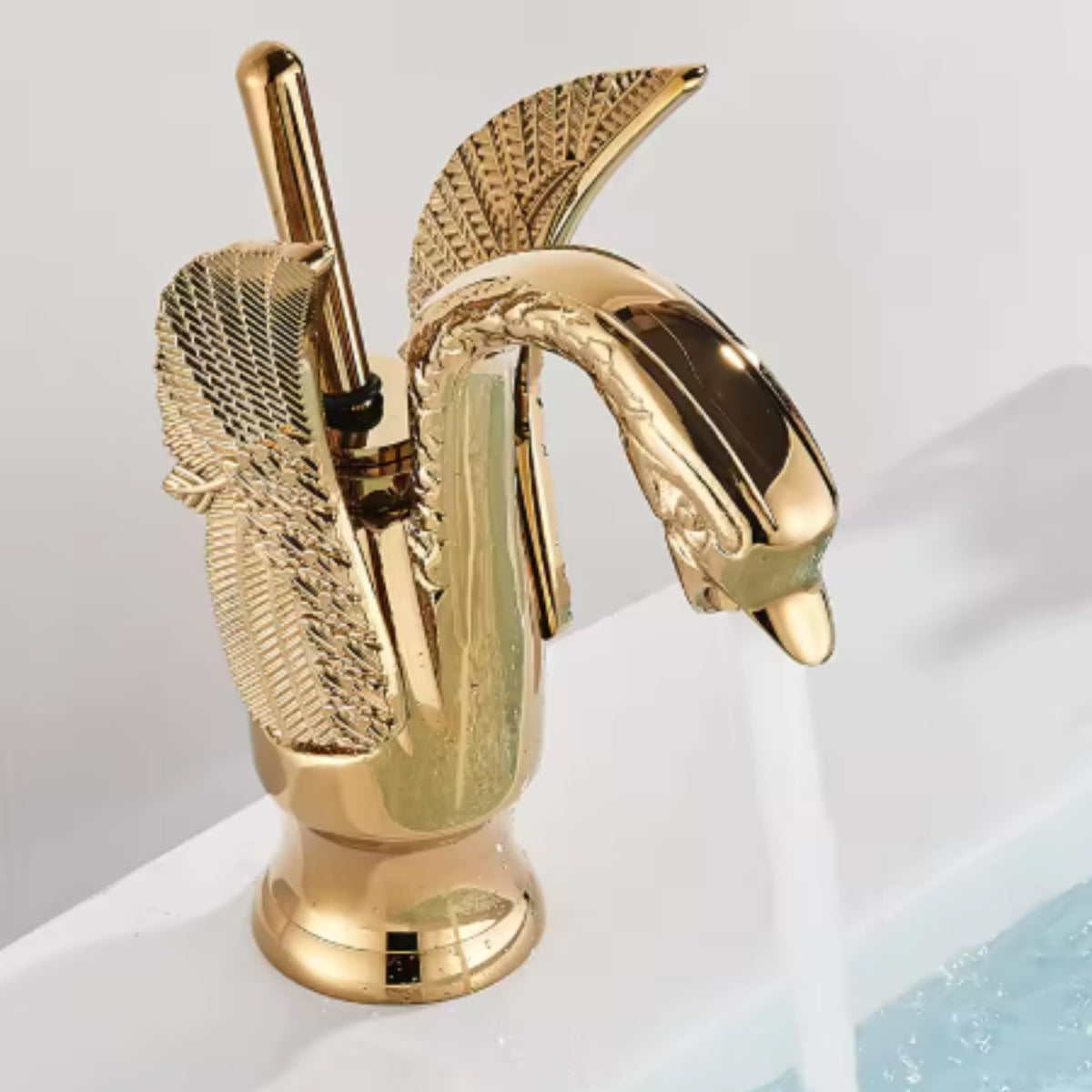 Détail des ailes ciselées du robinet de lavabo SIRVEN en forme de cygne