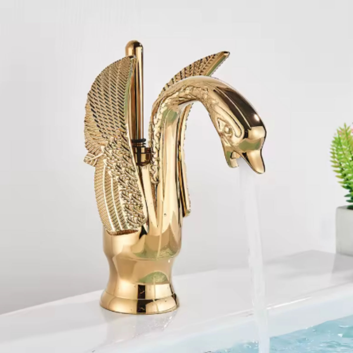 Robinet de lavabo SIRVEN doré en forme de cygne en fonctionnement
