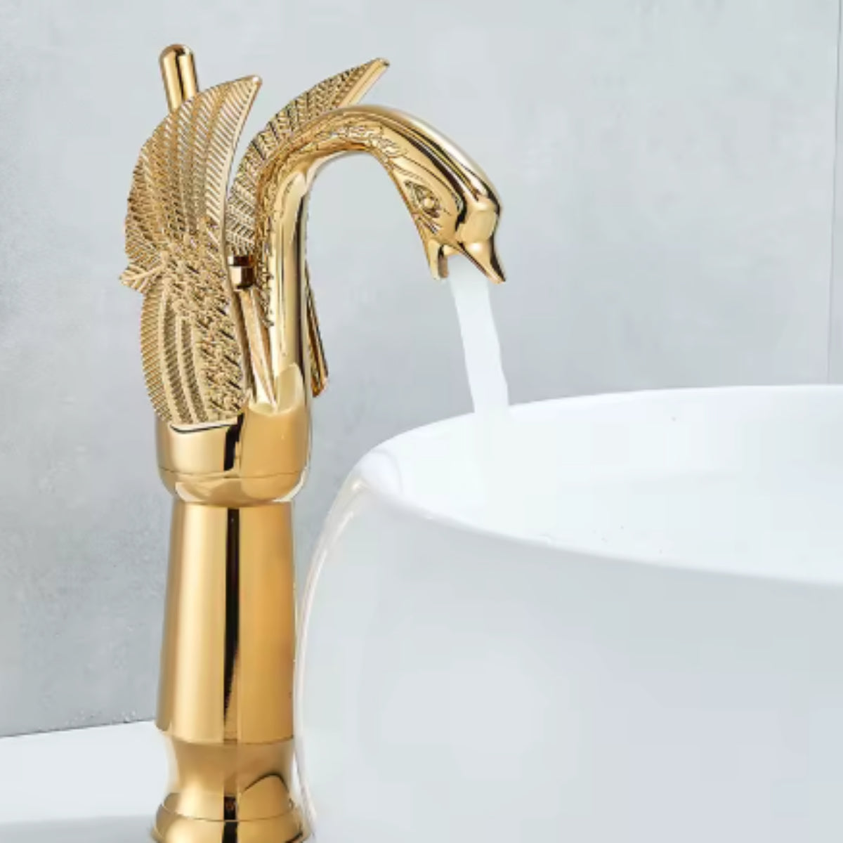 Robinet de lavabo SIRVEN doré en fonctionnement au-dessus d'une vasque ronde blanche