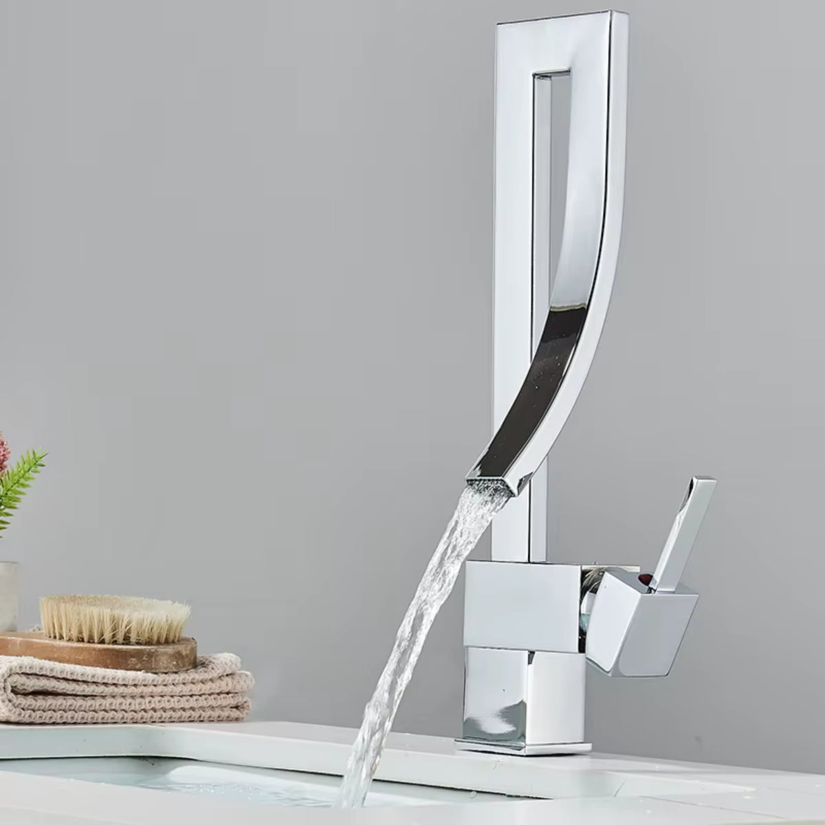 Robinet de lavabo THALEN chromé en fonctionnement, écoulement en cascade