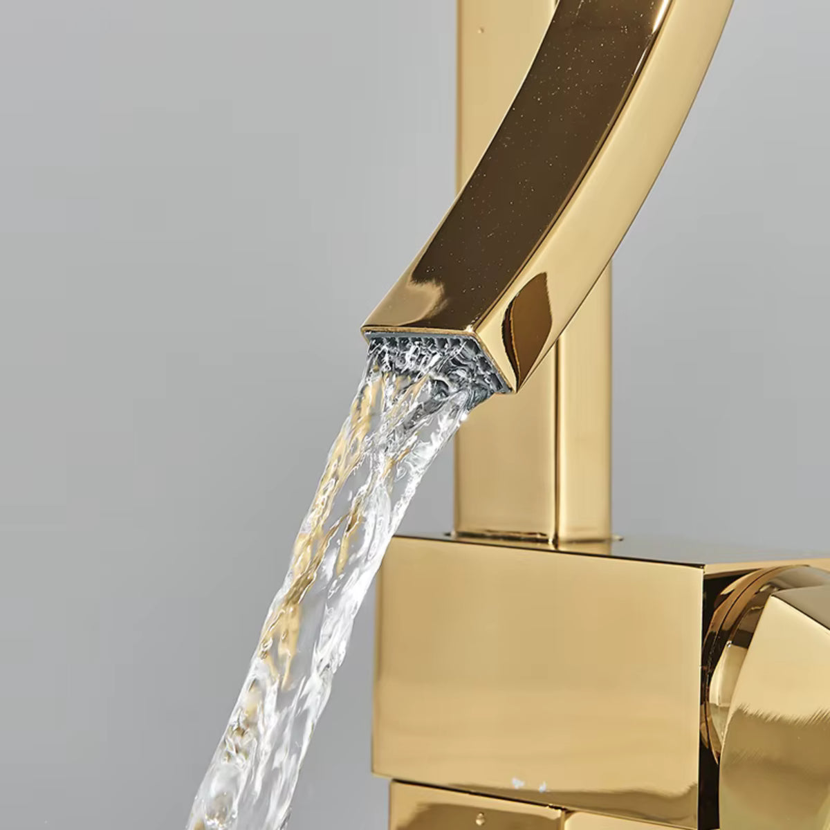 Gros plan du bec cascade doré du robinet de lavabo THALEN