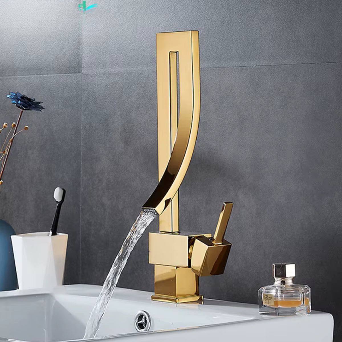 Robinet de lavabo THALEN doré en fonctionnement, écoulement en cascade