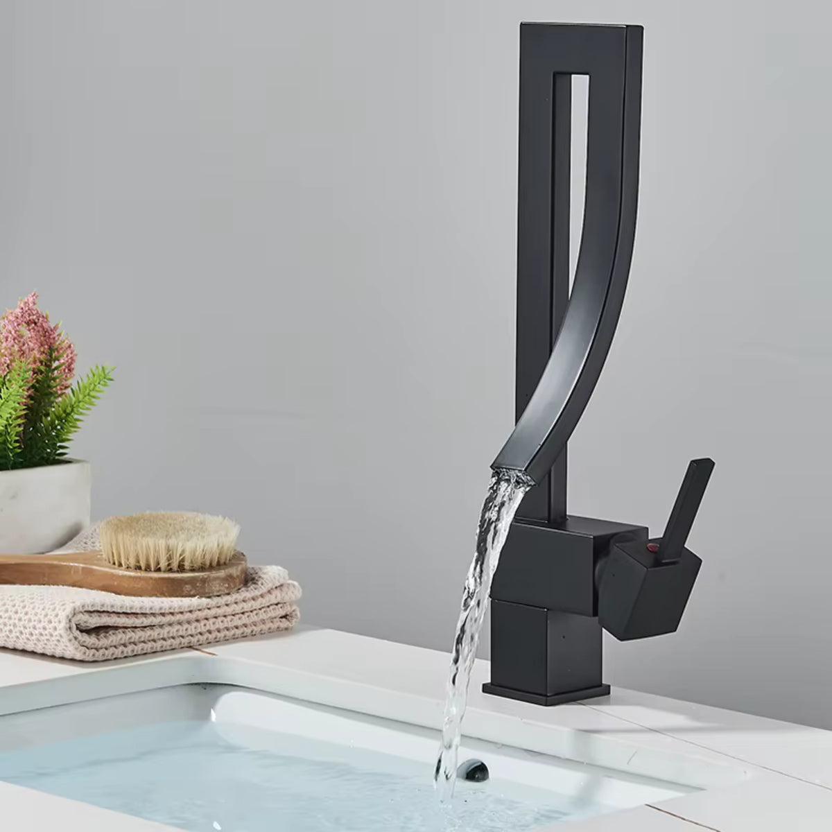 Robinet de lavabo THALEN noir en fonctionnement, écoulement en cascade